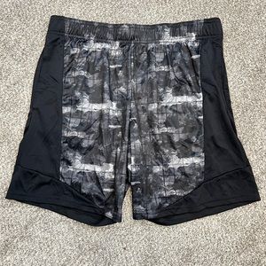 Men’s Large all in motion shorts.